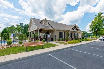 Onsite clubhouse and complimentary wifi in amenity space